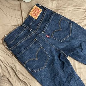 Like New Levi 721 High Rise Skinny Jeans 25